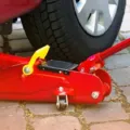 Dongkrak Mobil Hidrolik, Fungsi, Cara Kerja, dan Cara Menggunakan