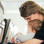 Tips Naik Pesawat Terbang dengan Bayi, Apa yang Harus Dilakukan?
