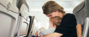 Tips Naik Pesawat Terbang dengan Bayi, Apa yang Harus Dilakukan
