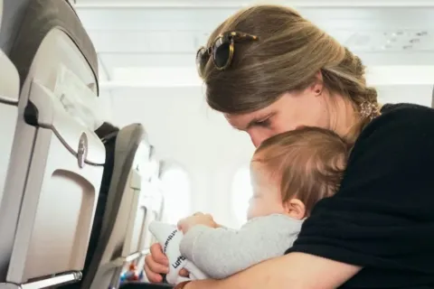 Tips Naik Pesawat Terbang dengan Bayi, Apa yang Harus Dilakukan