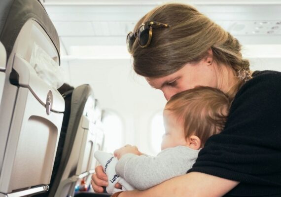 Tips Naik Pesawat Terbang dengan Bayi, Apa yang Harus Dilakukan