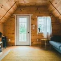 Cara menata rumah subsidi dengan tata letak furnitur minimalis dan warna cerah agar terkesan lapang