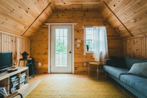Cara menata rumah subsidi dengan tata letak furnitur minimalis dan warna cerah agar terkesan lapang