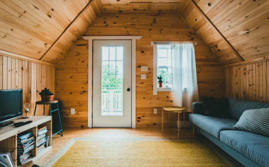 Cara menata rumah subsidi dengan tata letak furnitur minimalis dan warna cerah agar terkesan lapang