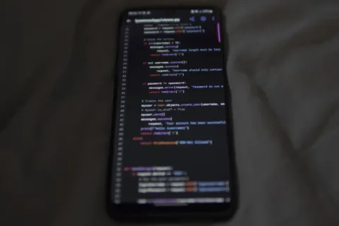 Pilihan aplikasi belajar coding terpopuler untuk pemula dan profesional
