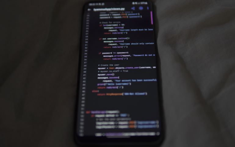 Pilihan aplikasi belajar coding terpopuler untuk pemula dan profesional