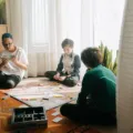 Anak-anak sedang bermain mainan edukatif tanpa gadget untuk membatasi screen time