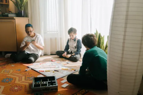 Anak-anak sedang bermain mainan edukatif tanpa gadget untuk membatasi screen time