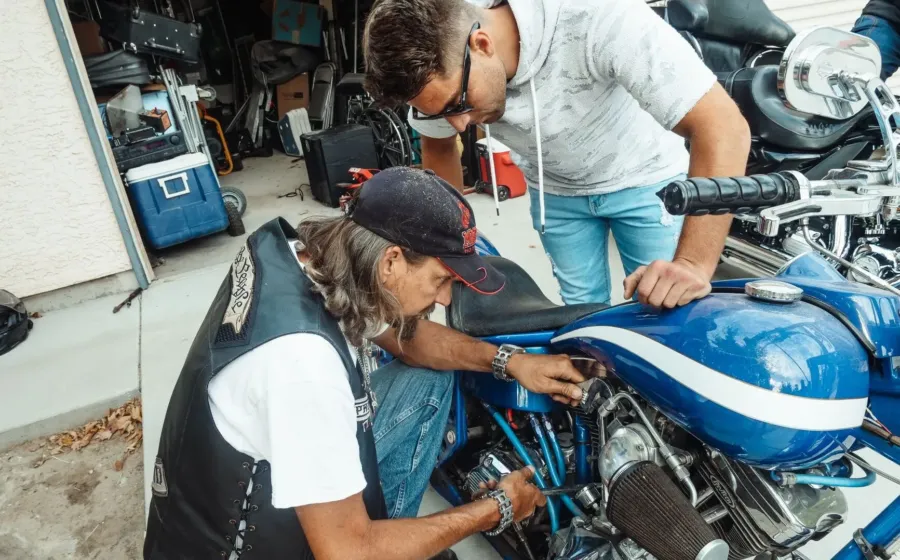 Mekanik sedang merawat mesin untuk cara mengatasi motor susah starter