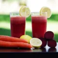Ilustrasi minuman segar dan buah-buahan untuk tips detoks tubuh alami sehari-hari