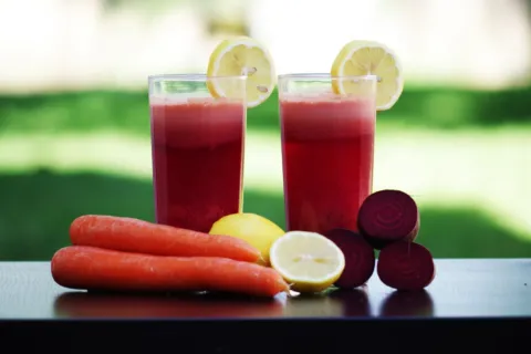 Ilustrasi minuman segar dan buah-buahan untuk tips detoks tubuh alami sehari-hari