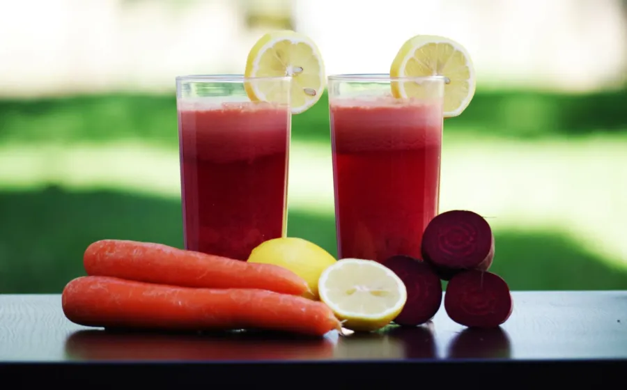 Ilustrasi minuman segar dan buah-buahan untuk tips detoks tubuh alami sehari-hari