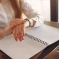 Tips manajemen waktu pengusaha yang sedang mengatur jadwal harian bisnis di laptop