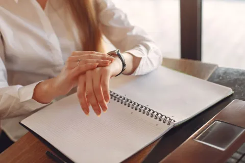Tips manajemen waktu pengusaha yang sedang mengatur jadwal harian bisnis di laptop