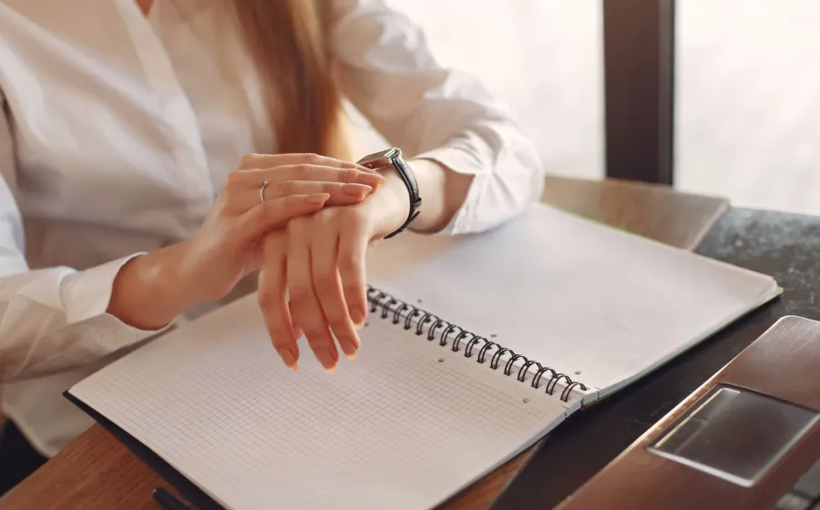 Tips manajemen waktu pengusaha yang sedang mengatur jadwal harian bisnis di laptop