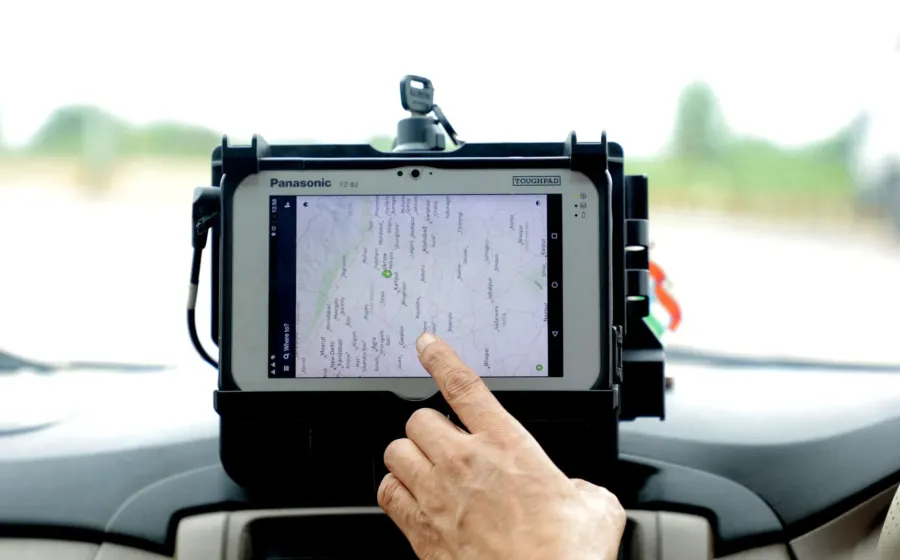 Perangkat alat pelacak kendaraan GPS tracker yang terpasang pada dashbor mobil