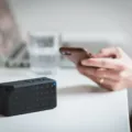 Ilustrasi speaker Bluetooth portabel bersuara jernih sedang memutar musik di meja kerja