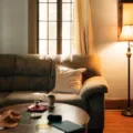 Konsep tips mengatur pencahayaan rumah modern dengan lampu warm white di ruang tamu yang estetik