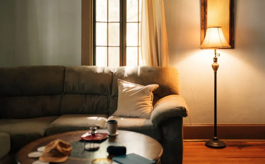 Konsep tips mengatur pencahayaan rumah modern dengan lampu warm white di ruang tamu yang estetik