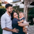 Momen kebersamaan hangat sebagai penerapan tips menjaga bonding dengan anak di rumah