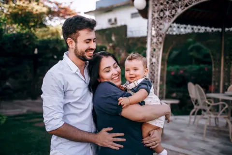 Momen kebersamaan hangat sebagai penerapan tips menjaga bonding dengan anak di rumah