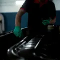 Proses perawatan filter oli mobil di bengkel mekanik