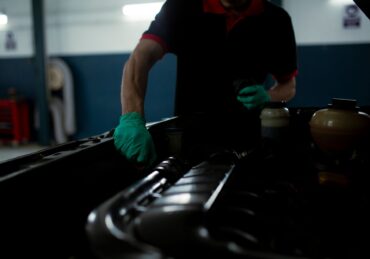 Proses perawatan filter oli mobil di bengkel mekanik