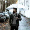 Inspirasi tren fashion musim hujan dengan outer waterproof dan alas kaki stylish