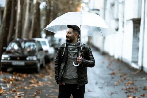 Inspirasi tren fashion musim hujan dengan outer waterproof dan alas kaki stylish