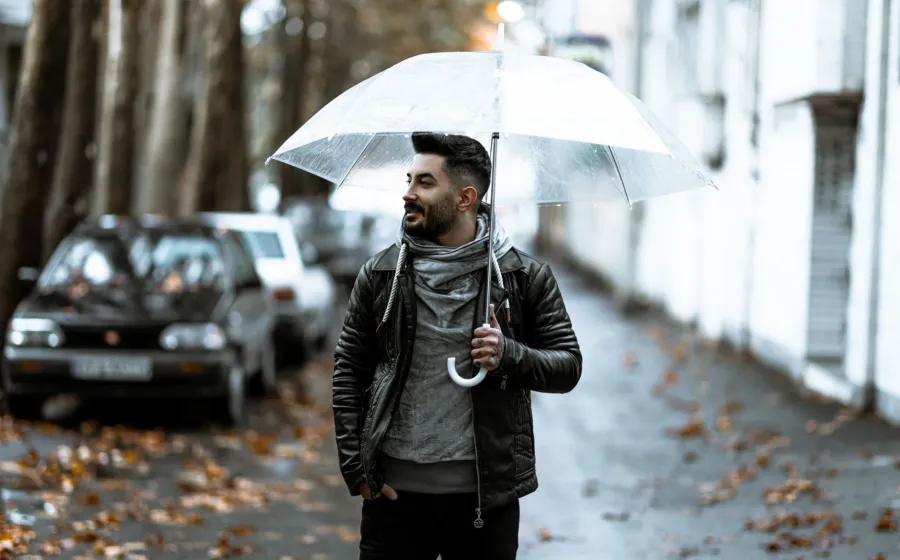 Inspirasi tren fashion musim hujan dengan outer waterproof dan alas kaki stylish