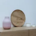 Inspirasi dekorasi rumah bergaya Scandinavian dengan ruang tamu minimalis dan elemen kayu hangat
