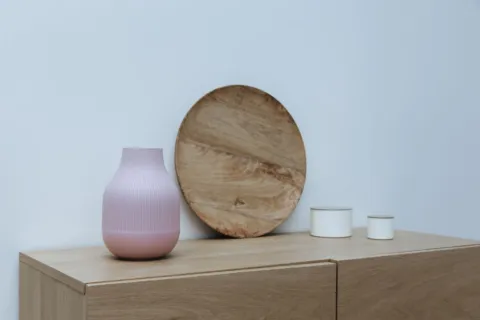Inspirasi dekorasi rumah bergaya Scandinavian dengan ruang tamu minimalis dan elemen kayu hangat