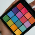 Rangkaian produk makeup dan tips memilih eyeshadow sesuai acara untuk riasan mata yang indah