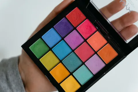 Rangkaian produk makeup dan tips memilih eyeshadow sesuai acara untuk riasan mata yang indah
