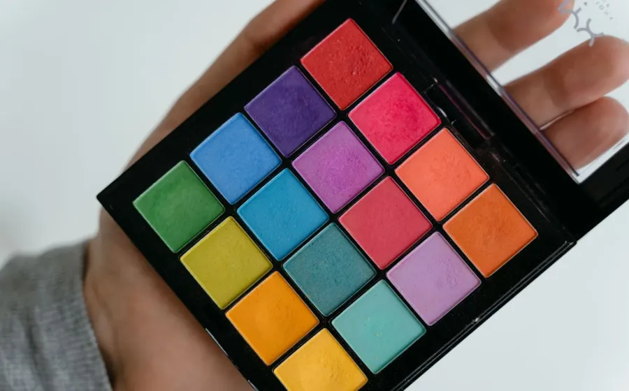 Rangkaian produk makeup dan tips memilih eyeshadow sesuai acara untuk riasan mata yang indah