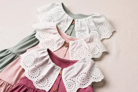Pakaian bayi berbahan katun halus yang aman dan nyaman untuk kulit sensitif