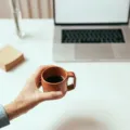 Tips produktivitas kerja dengan meja kerja rapi dan laptop untuk hasil kerja maksimal bebas stres