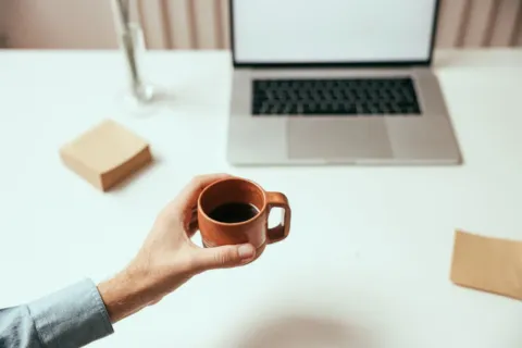 Tips produktivitas kerja dengan meja kerja rapi dan laptop untuk hasil kerja maksimal bebas stres