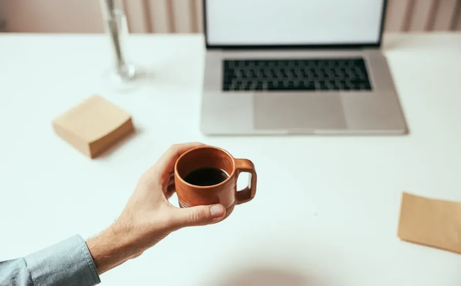 Tips produktivitas kerja dengan meja kerja rapi dan laptop untuk hasil kerja maksimal bebas stres