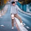 Inspirasi tren fashion kekinian remaja bergaya streetwear dan skena estetik