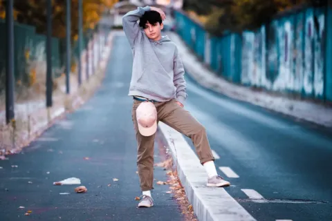 Inspirasi tren fashion kekinian remaja bergaya streetwear dan skena estetik